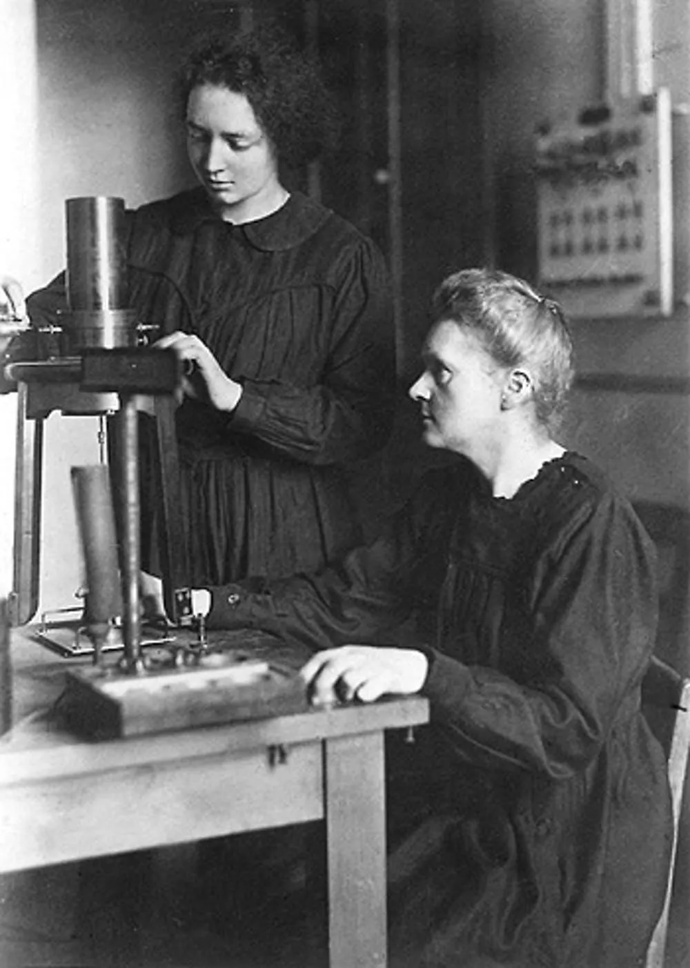 Marie Curie and her daughter Irène in the laboratory after WWI © Association Curie Joliot-Curie